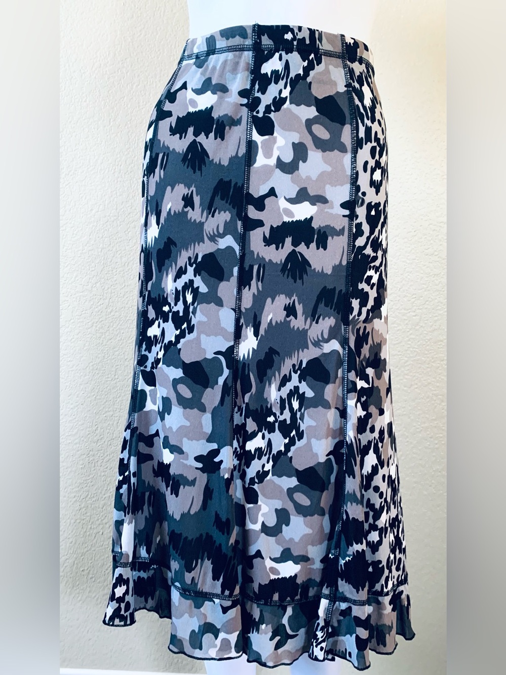MACJAYS camouflage print a line tulip skirt stretch travel ruffle size 12 lined